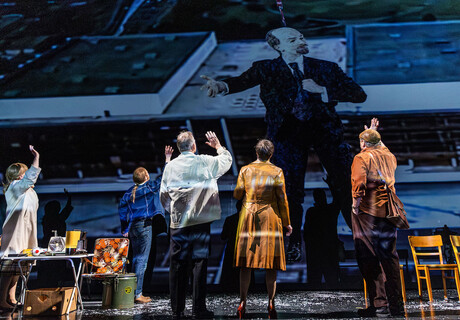 Good Bye, Lenin! – Staatstheater Meiningen – Thomas Dannemann inszeniert das Stück zum Film als Nachdenken über den Umgang mit Vergangenheit