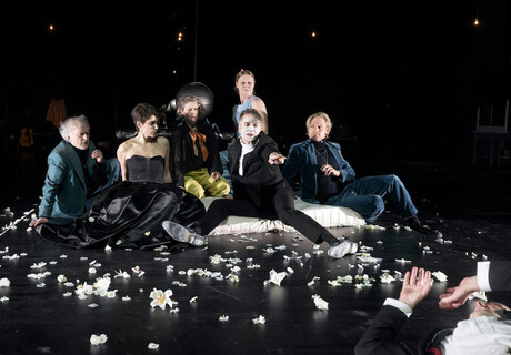 Das Leben ein Traum – Thalia Theater Hamburg – Johan Simons inszeniert Calderon mit großem Ensemble, aber ohne kompakten Zugriff